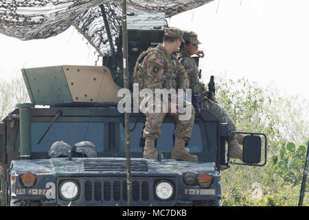 Texas National Guard Truppen Mann einen Beobachtungsposten entlang dem Rio Grande Fluss entlang der United States-Mexico Grenze im Süden von Texas. Stockfoto