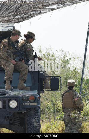 Texas National Guard Truppen Mann einen Beobachtungsposten entlang dem Rio Grande Fluss entlang der United States-Mexico Grenze im Süden von Texas. Stockfoto