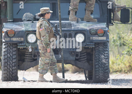 Texas National Guard Truppen Mann einen Beobachtungsposten entlang dem Rio Grande Fluss entlang der United States-Mexico Grenze im Süden von Texas. Stockfoto
