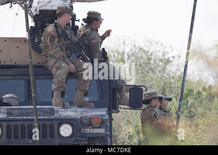 Texas National Guard Truppen Mann einen Beobachtungsposten entlang dem Rio Grande Fluss entlang der United States-Mexico Grenze im Süden von Texas. Stockfoto