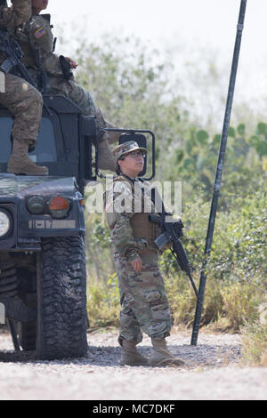 Texas National Guard Truppen Mann einen Beobachtungsposten entlang dem Rio Grande Fluss entlang der United States-Mexico Grenze im Süden von Texas. Stockfoto
