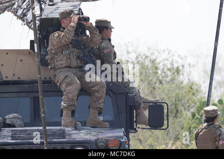Texas National Guard Truppen Mann einen Beobachtungsposten entlang dem Rio Grande Fluss entlang der United States-Mexico Grenze im Süden von Texas. Stockfoto