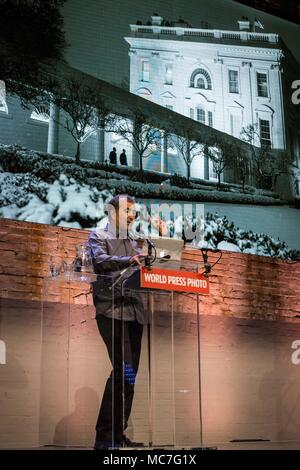 Amsterdam, Niederlande. 13 Apr, 2018. Ehemalige White House Fotograf, Pete Souza, bespricht, eines seiner Bilder von Präsident Obama während einer kurzen Präsentation auf der World Press Photo Festival am Freitag, 13. April 2018 in Amsterdam, Niederlande. SOUZA war der Chef im Weißen Haus Fotograf für den US-Präsidenten Ronald Reagan und Barack Obama und der ehemalige Direktor des Weißen Hauses Fotografie Büro. Credit: Tracy Barbutes/ZUMA Draht/Alamy leben Nachrichten Stockfoto