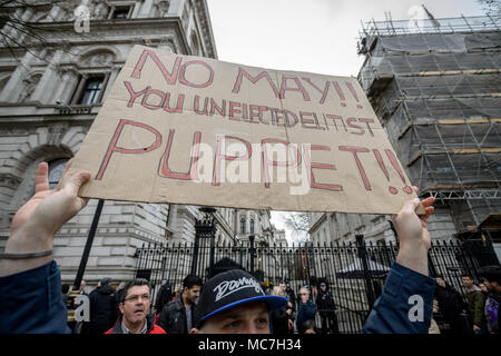 London, Großbritannien. 13. April 2018. Demonstration von Anti-kriegs-Demonstranten Stoppen organisiert die Kriegskoalition gegenüber Downing Street gegen die geplanten Angriffe auf Syrien inszeniert. Credit: Guy Corbishley/Alamy leben Nachrichten Stockfoto