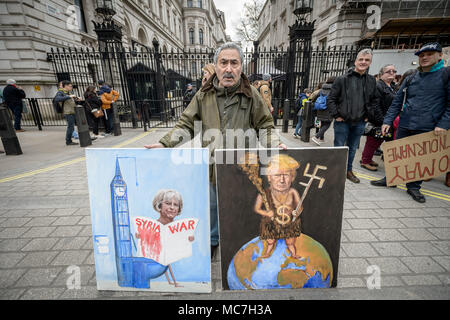 London, Großbritannien. 13. April 2018. Demonstration von Anti-kriegs-Demonstranten Stoppen organisiert die Kriegskoalition gegenüber Downing Street gegen die geplanten Angriffe auf Syrien inszeniert. Credit: Guy Corbishley/Alamy leben Nachrichten Stockfoto