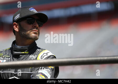 Bristol, Tennessee, USA. 13 Apr, 2018. April 13, 2018 - Bristol, Tennessee, USA: Jimmie Johnson (48) macht sich bereit für den Food City 500 in Bristol Motor Speedway in Bristol, Tennessee zu üben. Credit: Stephen A. Arce/ASP/ZUMA Draht/Alamy leben Nachrichten Stockfoto