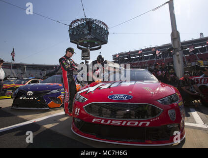 Bristol, Tennessee, USA. 13 Apr, 2018. April 13, 2018 - Bristol, Tennessee, USA: Kurt Busch (41) macht sich bereit für den Food City 500 in Bristol Motor Speedway in Bristol, Tennessee zu qualifizieren. Credit: Stephen A. Arce/ASP/ZUMA Draht/Alamy leben Nachrichten Stockfoto