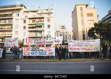 Athen, Griechenland. 13 Apr, 2018. Die demonstranten gesehen halten mehrere Banner während des Protestes. Anti-Krieg Konzentration von verschiedenen Social Communities. Mit Slogans wie "Die Marine sollten die Ägäis und das Mittelmeer lassen'' und ''Ja, um Freundschaft und Solidarität der Menschen'' nach einem März Hunderte von Demonstranten vor der US-Botschaft in Athen angekommen. Credit: Vangelis Evangeliou/SOPA Images/ZUMA Draht/Alamy leben Nachrichten Stockfoto