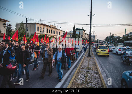 Athen, Griechenland. 13 Apr, 2018. Die Demonstranten halten Fahnen März gegenüber der Amerikanischen Botschaft. Anti-Krieg Konzentration von verschiedenen Social Communities. Mit Slogans wie "Die Marine sollten die Ägäis und das Mittelmeer lassen'' und ''Ja, um Freundschaft und Solidarität der Menschen'' nach einem März Hunderte von Demonstranten vor der US-Botschaft in Athen angekommen. Credit: Vangelis Evangeliou/SOPA Images/ZUMA Draht/Alamy leben Nachrichten Stockfoto