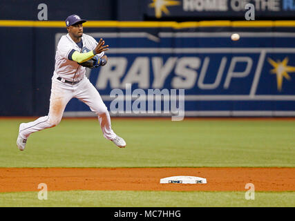 St. Petersburg, Florida, USA. 13 Apr, 2018. Strahlen ADEINY HECHAVARRIA (11) Throws heraus Phillies S. Kingery während die Strahlen Spiel gegen die Phillies am Tropicana Feld. Quelle: Jim Damaske/Tampa Bay Zeiten/ZUMA Draht/Alamy leben Nachrichten Stockfoto