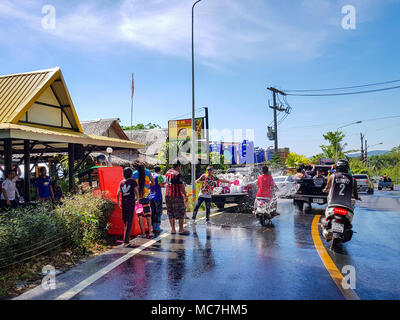 Phuket, Thailand - 13. April 2018: Menschen gießen Wasser auf Motorrad fahrer Feiern traditionelle thailändische Neujahr Songkran Festival. Credit: Anna Moskvina/Alamy leben Nachrichten Stockfoto