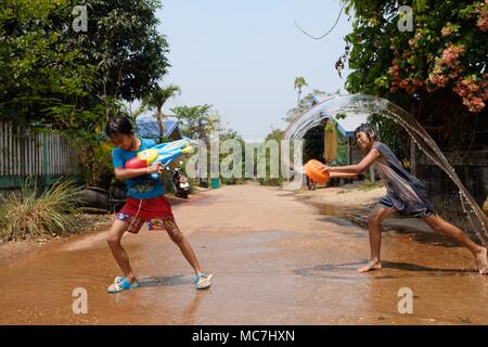 Bueng Kan, Thailand, 14. April 2018. Kinder und lokale Dorfbewohner feiern das Thai Neujahr zu Beginn des Songkran Festival, Ban Bueng Nonsawang, Kan, Thailand. Stockfoto