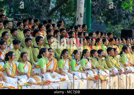 Dhaka, Bangladesh, 14, April, 2018: Chhayanat Sänger begrüßen die bengalischen Neujahr 1425 in Ramna Botomul in Dhaka, Bangladesch Credit: Muhammad Mostafigur Rahman/Alamy leben Nachrichten Stockfoto