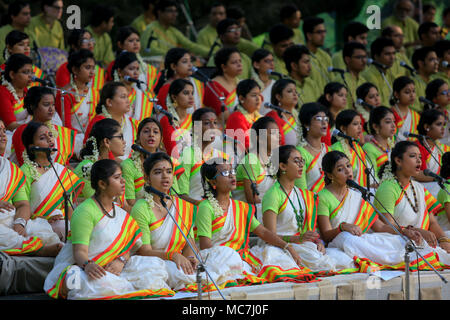 Dhaka, Bangladesh, 14, April, 2018: Chhayanat Sänger begrüßen die bengalischen Neujahr 1425 in Ramna Botomul in Dhaka, Bangladesch Credit: Muhammad Mostafigur Rahman/Alamy leben Nachrichten Stockfoto