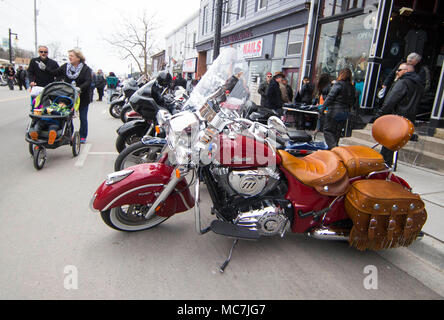 Hafen Dover, Kanada. 13 Apr, 2018. Menschen versammeln sich für den Freitag die 13 Motorrad Rallye im Hafen von Dover, Ontario, Kanada, am 13. April 2018. Die traditionelle Veranstaltung statt, jeden Freitag den 13. in der kleinen südwestlichen Ontario Stadt seit 1981. Credit: Zou Zheng/Xinhua/Alamy leben Nachrichten Stockfoto