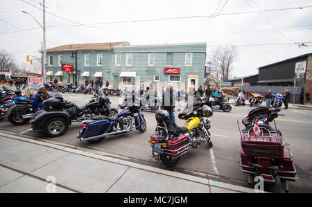 Hafen Dover, Kanada. 13 Apr, 2018. Menschen versammeln sich für den Freitag die 13 Motorrad Rallye im Hafen von Dover, Ontario, Kanada, am 13. April 2018. Die traditionelle Veranstaltung statt, jeden Freitag den 13. in der kleinen südwestlichen Ontario Stadt seit 1981. Credit: Zou Zheng/Xinhua/Alamy leben Nachrichten Stockfoto