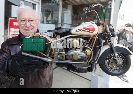 Hafen Dover, Kanada. 13 Apr, 2018. Ein Mann zeigt ein Motorrad Modell während des 13 Motorrad Rallye im Hafen von Dover, Ontario, Kanada, am 13. April 2018. Die traditionelle Veranstaltung statt, jeden Freitag den 13. in der kleinen südwestlichen Ontario Stadt seit 1981. Credit: Zou Zheng/Xinhua/Alamy leben Nachrichten Stockfoto