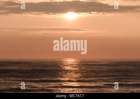 South Shields, Großbritannien, 14. April 2018. Die Sonne beginnt über der Nordsee nach einer Zeichenkette der bewölkt und neblig Tage steigen. Credit: Dan Cooke/Alamy Stockfoto