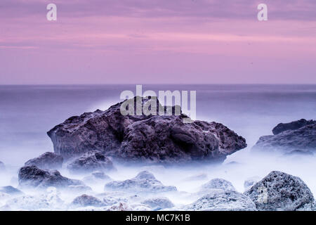 South Shields, Großbritannien, 14. April 2018. Die Sonne beginnt über der Nordsee nach einer Zeichenkette der bewölkt und neblig Tage steigen. Credit: Dan Cooke/Alamy Stockfoto