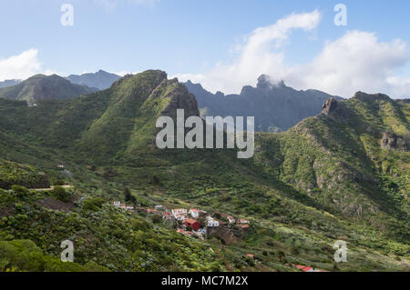 Blick auf das Dorf Las Portelas und die Berge auf dem Weg nach Masca im Westen von Teneriffa in Spanien Stockfoto