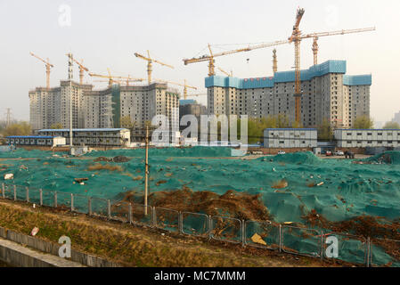 Blick auf die Baustelle der neuen Wohnhäuser in der Nähe der U-Bahn-Station Baiziwan im Osten von Beijing, China, mit Mesh- Decke geblasen Staub zu verringern Stockfoto