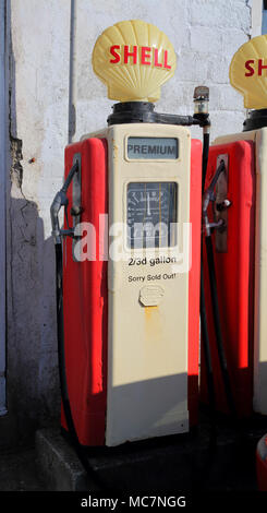 alte Schale Zapfsäulen in der Garage in St. Mawes an der kornischen Küste Stockfoto