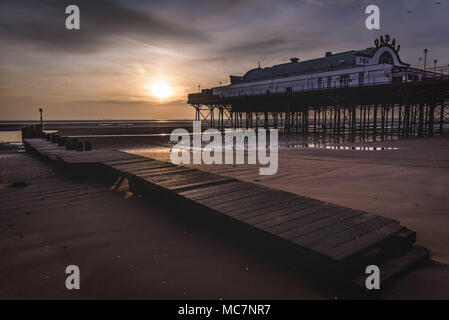 Cleethorpes Pier bei Sonnenaufgang Stockfoto