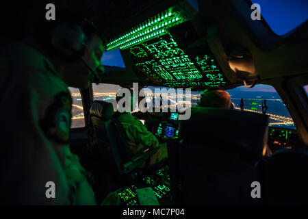 Sunrise aus dem Fenster eines Royal Air Force C-17 Cargo transporter Jet gesehen. Bild Datum: Sonntag, November 17, 2013. Foto von Christopher Ison Stockfoto