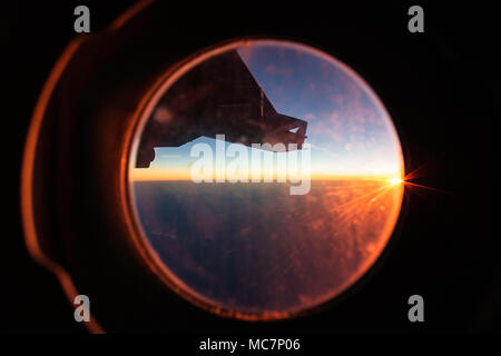 Sunrise aus dem Fenster eines Royal Air Force C-17 Cargo transporter Jet gesehen. Bild Datum: Freitag, November 15, 2013. Foto von Christopher Ison Stockfoto