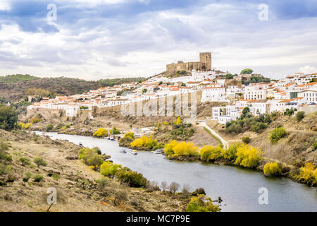 Mertola Stadtbild mit einer Steigung Schloss und weißen Architektur, Alentejo, Portugal Stockfoto