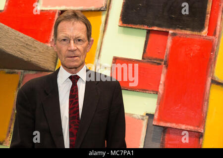 Sir Nicholas Serota, Direktor der Tate vor einem Kunstwerk von phyllida Barlow. Stockfoto