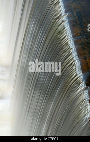 Farmington River Wasserfall über den Staudamm von historischen Collins Unternehmen Factory, Collinsville Historic District, Connecticut Stockfoto