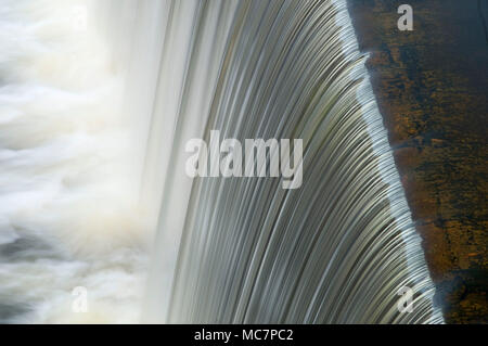 Farmington River Wasserfall über den Staudamm von historischen Collins Unternehmen Factory, Collinsville Historic District, Connecticut Stockfoto