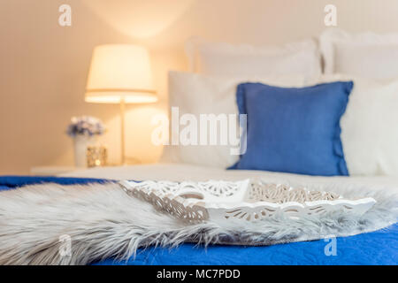 Holz- fach Dekoration elegante Schlafzimmer mit weißen und blauen Kissen geschnitzt Stockfoto