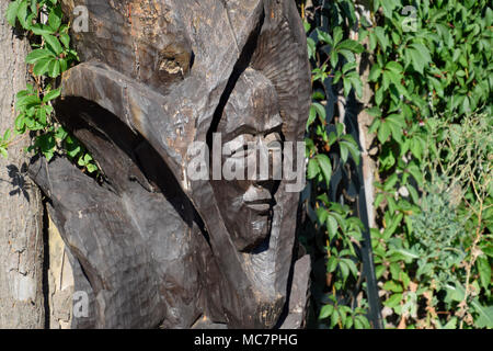 Holz- Idol. Holzschnitzerei. Der Mann ist auf dem Baumstamm geschnitzt anmelden Stockfoto