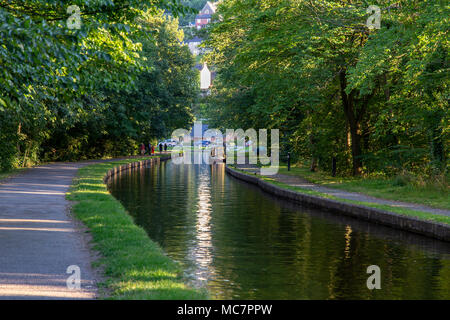 In der Nähe von Froncysyllte, Wrexham, Wales, UK - 30. August 2016: EIN 15-04 am Ufer des Llangollen Canal, mit Menschen zu Fuß auf den Fußweg Stockfoto