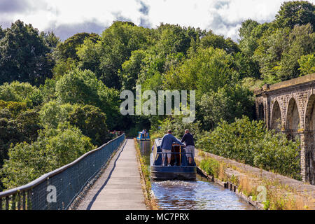 Neukalen, Wrexham, Wales, UK - 31. August 2016: Narrowboats mit Menschen über die chirk Aqueduct in Llangollen Canal Stockfoto