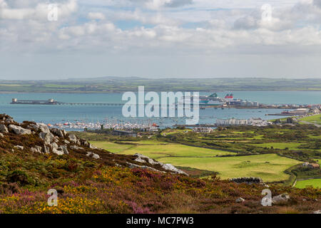 In der Nähe von Holyhead, von der Insel Anglesey, Wales, Großbritannien - 01 September, 2016: Blick von Holyhead Wellenbrecher Country Park über die Marina mit zwei Fähren Stockfoto