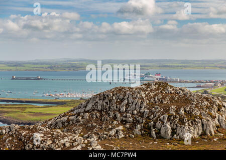 In der Nähe von Holyhead, von der Insel Anglesey, Wales, Großbritannien - 01 September, 2016: Blick von Holyhead Wellenbrecher Country Park über die Marina mit zwei Fähren Stockfoto