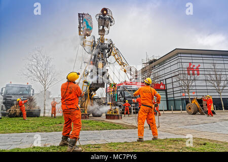 Im Bild: Die MAN-Motor an der Waterfront Museum in Swansea, Wales, UK. Donnerstag, 12 April 2018 Re: Die größte mechanische Puppe in Großbritannien startet es Stockfoto