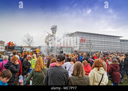 Im Bild: Die MAN-Motor an der Waterfront Museum in Swansea, Wales, UK. Donnerstag, 12 April 2018 Re: Die größte mechanische Puppe in Großbritannien startet es Stockfoto