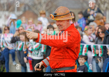 Im Bild: Ein Schauspieler spricht die Masse während des MAN-Motor Show im Waterfront Museum in Swansea, Wales, UK. Donnerstag, 12 April 2018 Re: LARG Stockfoto