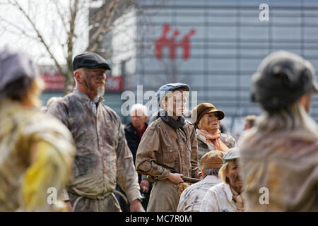 Im Bild: Die MAN-Motor an der Waterfront Museum in Swansea, Wales, UK. Donnerstag, 12 April 2018 Re: Die größte mechanische Puppe in Großbritannien startet es Stockfoto