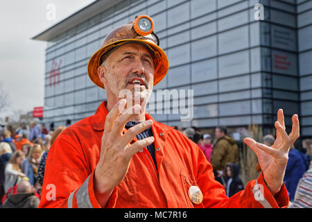 Im Bild: Die MAN-Motor an der Waterfront Museum in Swansea, Wales, UK. Donnerstag, 12 April 2018 Re: Die größte mechanische Puppe in Großbritannien startet es Stockfoto