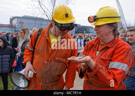 Im Bild: Schauspieler an der Man Motor Show im Waterfront Museum in Swansea, Wales, UK. Donnerstag, 12 April 2018 Re: Die größte mechanische pupp Stockfoto