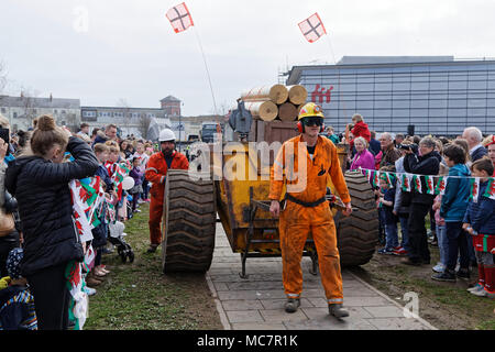 Im Bild: Schauspieler an der Man Motor Show im Waterfront Museum in Swansea, Wales, UK. Donnerstag, 12 April 2018 Re: Die größte mechanische pupp Stockfoto