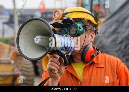 Im Bild: Ein Schauspieler spricht die Masse während des MAN-Motor Show im Waterfront Museum in Swansea, Wales, UK. Donnerstag, 12 April 2018 Re: LARG Stockfoto