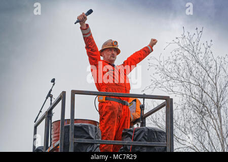 Im Bild: Ein Schauspieler spricht die Masse während des MAN-Motor Show im Waterfront Museum in Swansea, Wales, UK. Donnerstag, 12 April 2018 Re: LARG Stockfoto