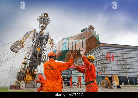 Im Bild: Die MAN-Motor an der Waterfront Museum in Swansea, Wales, UK. Donnerstag, 12 April 2018 Re: Die größte mechanische Puppe in Großbritannien startet es Stockfoto