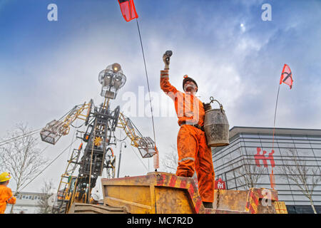 Im Bild: Die MAN-Motor an der Waterfront Museum in Swansea, Wales, UK. Donnerstag, 12 April 2018 Re: Die größte mechanische Puppe in Großbritannien startet es Stockfoto